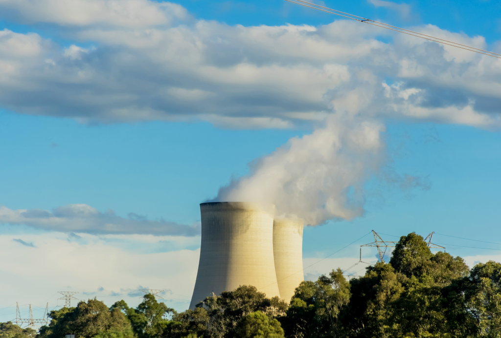 Het debat over klimaatverandering en duurzaam ondernemen is al lang onderdeel geworden van het dagelijkse bedrijfsleven. Veel bedrijven registreren al directe emissies (Scope 1) en emissies veroorzaakt door energieverbruik (Scope 2), maar Scope 3-emissies komen steeds meer in het middelpunt te staan. Wat zijn Scope 3-emissies precies? Waarom is het essentieel voor bedrijven om ze te berekenen en hoe kunnen de uitdagingen van deze complexe taak worden aangegaan?